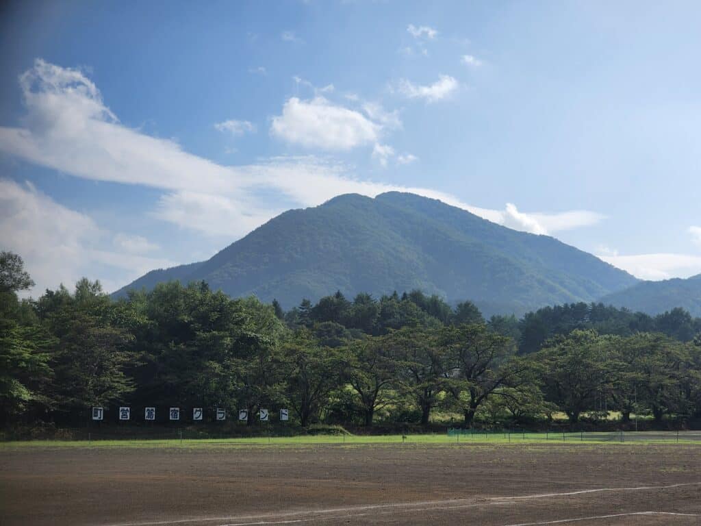 鶯宿町営グラントからの男助山